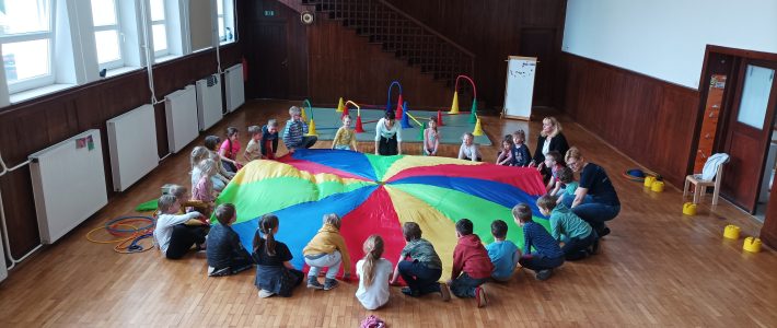Sodelovanje vrtca in šole: druženje otrok iz vrtca in 2. razreda